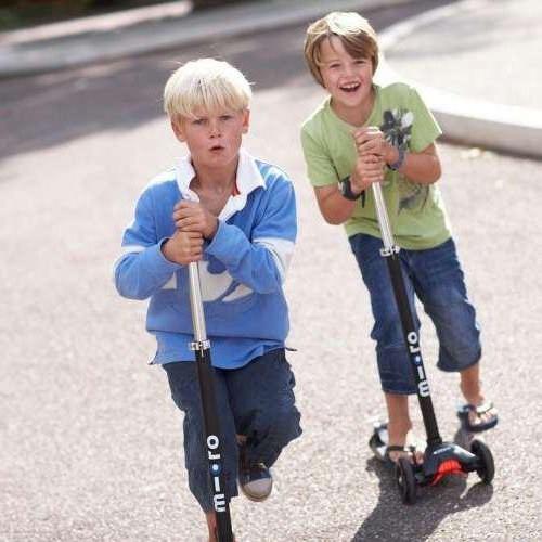 سكوتر ذو عجلتين مع عجلات مضيئة للأطفال: اختيار الموديل حسب العمر
