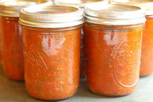 الباذنجان في عصير الطماطم لفصل الشتاء. وصفات الطبخ