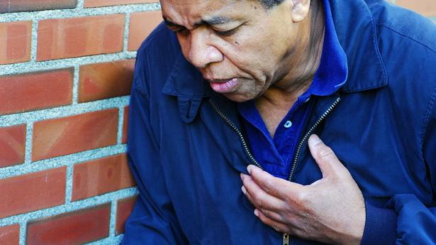 ما يمكن أن يسبب ألم في الصدر في منتصف الصدر؟